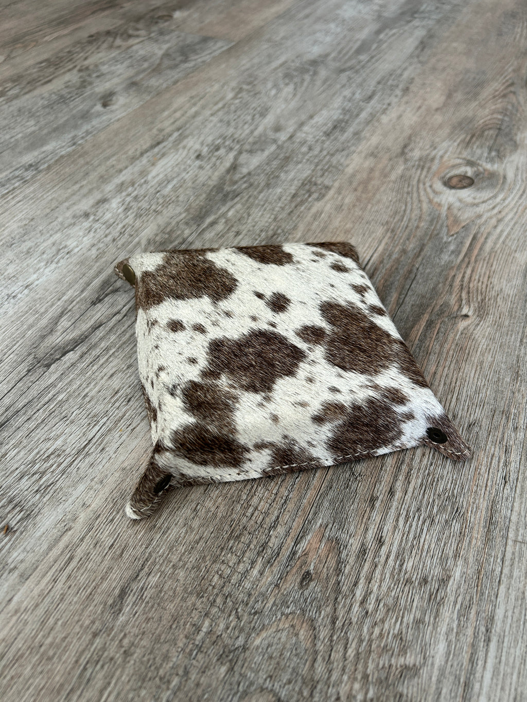 COWHIDE LEATHER TRAY: BROWN