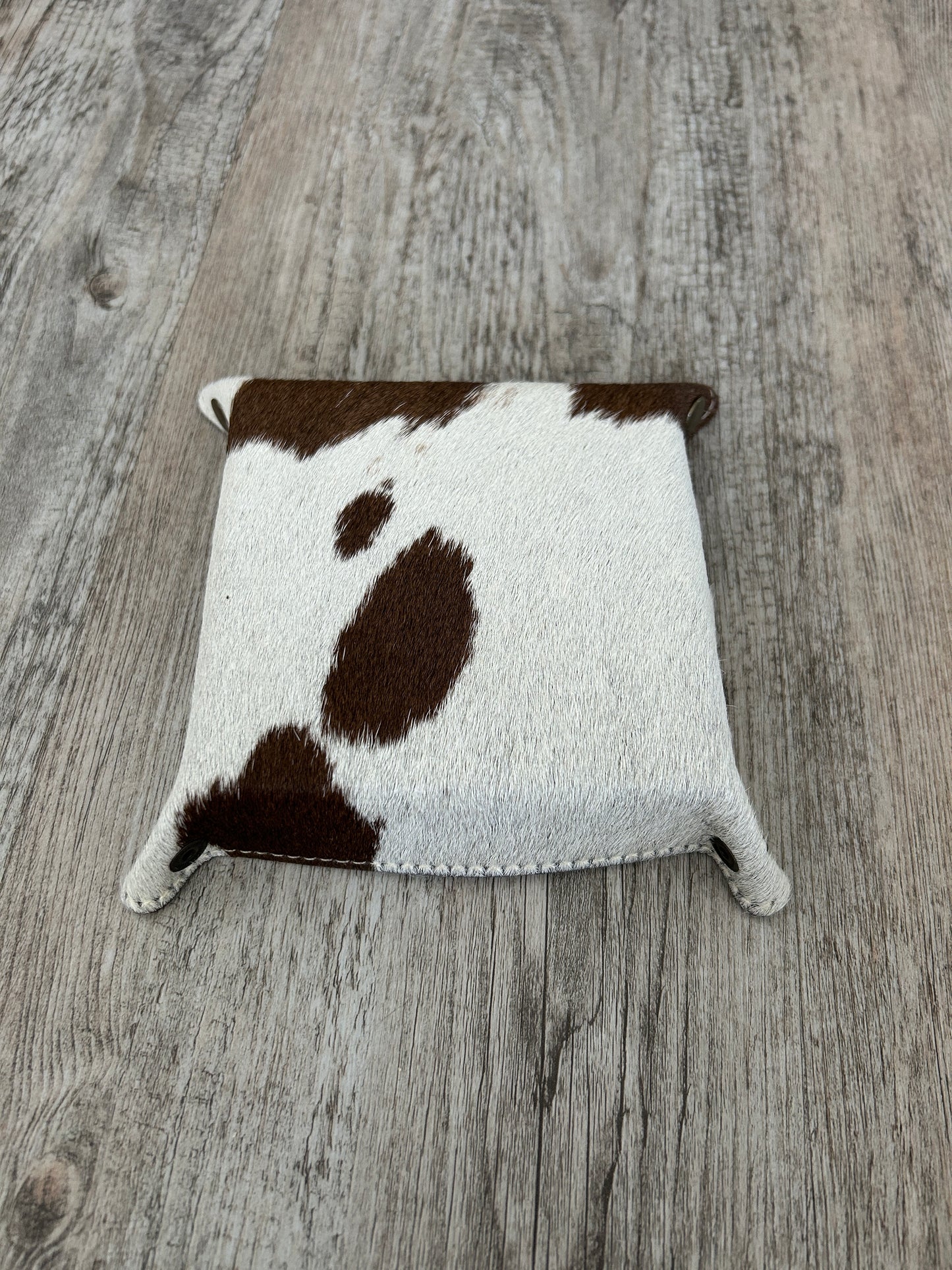 COWHIDE LEATHER TRAY: BROWN